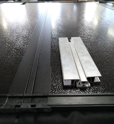 ผู้ผลิต OEM ขายส่งอลูมิเนียม Tri Fold Truck Bed Cover 10 นาทีติดตั้งง่ายสำหรับ Hilux Revo