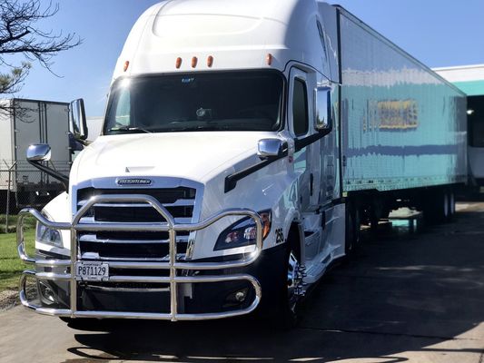 ผู้ผลิต OEM ขายส่ง 304 รถบรรทุกสแตนเลส Deer Guard เทคโนโลยีโปแลนด์สำหรับ Freightliner