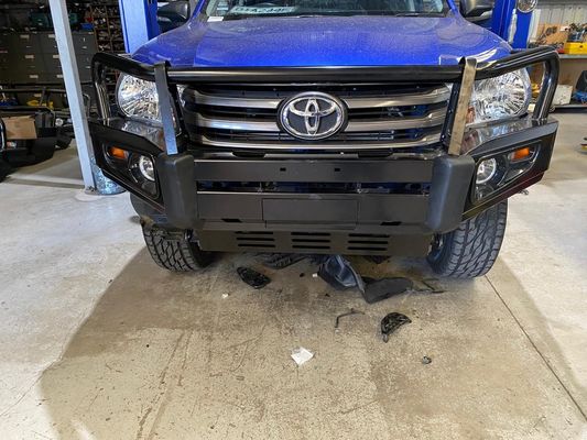 ผู้ผลิต OEM ขายส่งผงเคลือบเหล็กหน้า Bull Bar สำหรับ Toyota Hilux Revo Vigo Nissan Navara Np300 D40